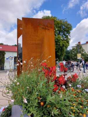 Stele aus Metall mit eingravierten Namen von Hans-Georg Jakobson