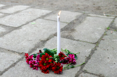 Kerze mit roten Blumen
